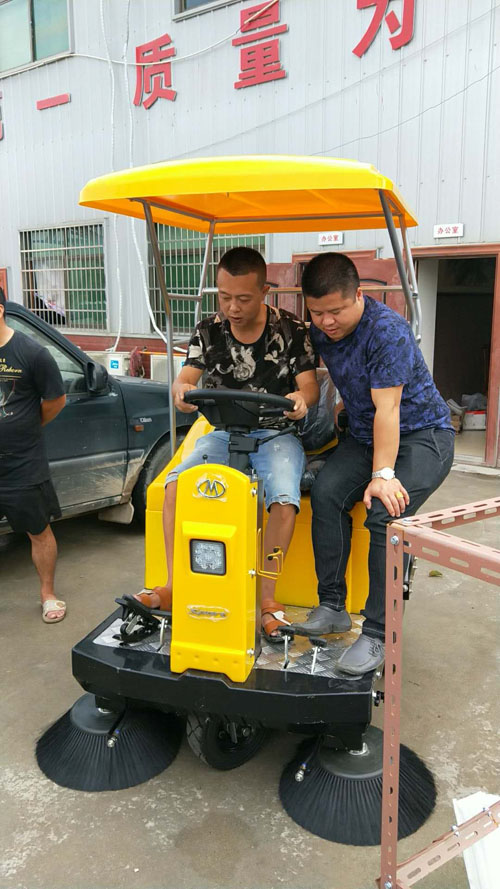 某工廠(chǎng)格美掃地車(chē)交機(jī)現(xiàn)場(chǎng)