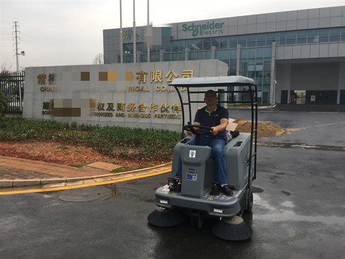 常德某大型電器公司卡赫駕駛式掃地車(chē)交機(jī)現(xiàn)場(chǎng)