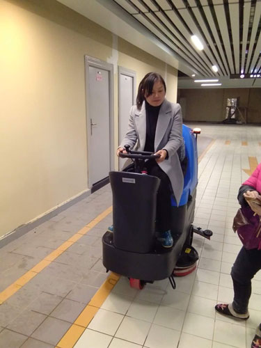 長沙亮點環(huán)保科技有限公司,駕駛式洗地機,洗掃一體機,吸塵掃地車哪里好,亮點環(huán)保