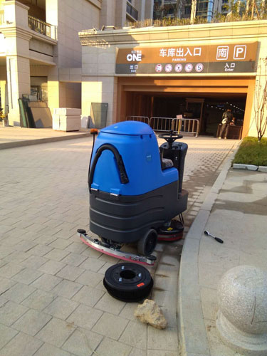 長沙亮點環(huán)?？萍加邢薰?駕駛式洗地機,洗掃一體機,吸塵掃地車哪里好,亮點環(huán)保