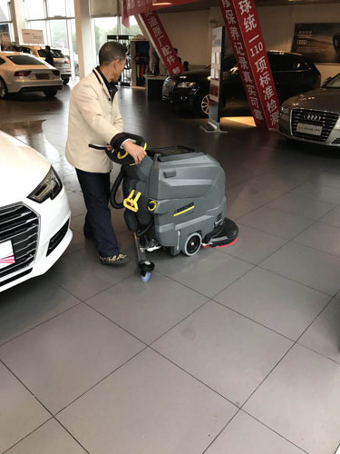 長沙亮點環(huán)?？萍加邢薰?駕駛式洗地機,洗掃一體機,吸塵掃地車哪里好,亮點環(huán)保