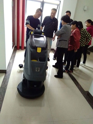 長沙亮點環(huán)?？萍加邢薰?駕駛式洗地機,洗掃一體機,吸塵掃地車哪里好,亮點環(huán)保