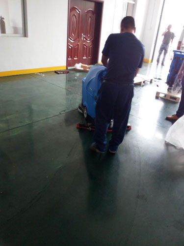 長沙亮點環(huán)?？萍加邢薰?駕駛式洗地機,洗掃一體機,吸塵掃地車哪里好,亮點環(huán)保