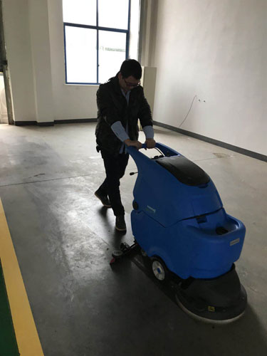 長沙亮點環(huán)?？萍加邢薰?駕駛式洗地機,洗掃一體機,吸塵掃地車哪里好,亮點環(huán)保