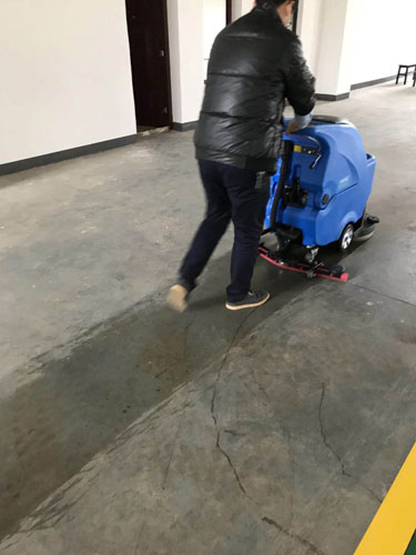 長沙亮點環(huán)?？萍加邢薰?駕駛式洗地機,洗掃一體機,吸塵掃地車哪里好,亮點環(huán)保