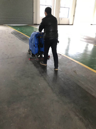 長沙亮點環(huán)?？萍加邢薰?駕駛式洗地機,洗掃一體機,吸塵掃地車哪里好,亮點環(huán)保