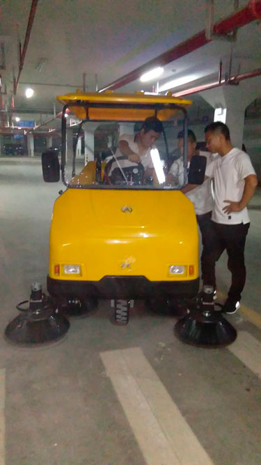 洗地機(jī)，掃地機(jī)，工業(yè)吸塵器，高壓清洗機(jī)，洗掃一體機(jī)，駕駛式洗地機(jī)，手推式洗地機(jī)，駕駛式掃地機(jī)，手推式掃地機(jī)，長(zhǎng)沙亮點(diǎn)環(huán)保官網(wǎng)，商用吸塵器，長(zhǎng)沙洗地機(jī)，長(zhǎng)沙掃地機(jī)，長(zhǎng)沙高壓清洗機(jī)，湖南工業(yè)吸塵器，湖南掃地機(jī)，湖南高壓清洗機(jī)，湖南工業(yè)吸塵器
