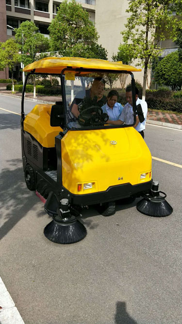 洗地機(jī)，掃地機(jī)，工業(yè)吸塵器，高壓清洗機(jī)，洗掃一體機(jī)，駕駛式洗地機(jī)，手推式洗地機(jī)，駕駛式掃地機(jī)，手推式掃地機(jī)，長沙亮點(diǎn)環(huán)保官網(wǎng)，商用吸塵器，長沙洗地機(jī)，長沙掃地機(jī)，長沙高壓清洗機(jī)，湖南工業(yè)吸塵器，湖南掃地機(jī)，湖南高壓清洗機(jī)，湖南工業(yè)吸塵器