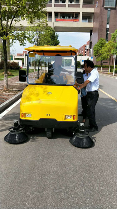 洗地機(jī)，掃地機(jī)，工業(yè)吸塵器，高壓清洗機(jī)，洗掃一體機(jī)，駕駛式洗地機(jī)，手推式洗地機(jī)，駕駛式掃地機(jī)，手推式掃地機(jī)，長沙亮點(diǎn)環(huán)保官網(wǎng)，商用吸塵器，長沙洗地機(jī)，長沙掃地機(jī)，長沙高壓清洗機(jī)，湖南工業(yè)吸塵器，湖南掃地機(jī)，湖南高壓清洗機(jī)，湖南工業(yè)吸塵器