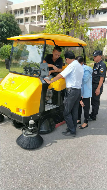 洗地機(jī)，掃地機(jī)，工業(yè)吸塵器，高壓清洗機(jī)，洗掃一體機(jī)，駕駛式洗地機(jī)，手推式洗地機(jī)，駕駛式掃地機(jī)，手推式掃地機(jī)，長沙亮點(diǎn)環(huán)保官網(wǎng)，商用吸塵器，長沙洗地機(jī)，長沙掃地機(jī)，長沙高壓清洗機(jī)，湖南工業(yè)吸塵器，湖南掃地機(jī)，湖南高壓清洗機(jī)，湖南工業(yè)吸塵器