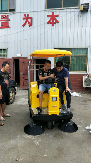 洗地機(jī)，掃地機(jī)，工業(yè)吸塵器，高壓清洗機(jī)，洗掃一體機(jī)，駕駛式洗地機(jī)，手推式洗地機(jī)，駕駛式掃地機(jī)，手推式掃地機(jī)，長(zhǎng)沙亮點(diǎn)環(huán)保官網(wǎng)，商用吸塵器，長(zhǎng)沙洗地機(jī)，長(zhǎng)沙掃地機(jī)，長(zhǎng)沙高壓清洗機(jī)，湖南工業(yè)吸塵器，湖南掃地機(jī)，湖南高壓清洗機(jī)，湖南工業(yè)吸塵器