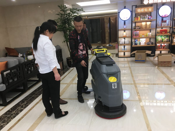 洗地機，掃地機，工業(yè)吸塵器，高壓清洗機，洗掃一體機，駕駛式洗地機，手推式洗地機，駕駛式掃地機，手推式掃地機，長沙亮點環(huán)保官網(wǎng)，商用吸塵器，長沙洗地機，長沙掃地機，長沙高壓清洗機，湖南工業(yè)吸塵器，湖南掃地機，湖南高壓清洗機，湖南工業(yè)吸塵器