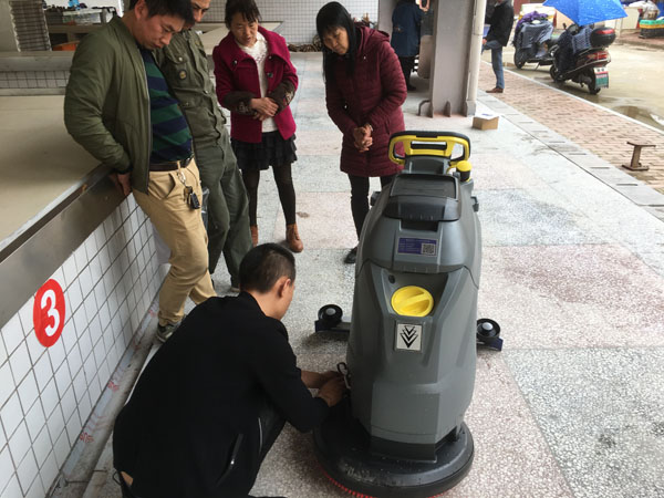 洗地機，掃地機，工業(yè)吸塵器，高壓清洗機，洗掃一體機，駕駛式洗地機，手推式洗地機，駕駛式掃地機，手推式掃地機，長沙亮點環(huán)保官網(wǎng)，商用吸塵器，長沙洗地機，長沙掃地機，長沙高壓清洗機，湖南工業(yè)吸塵器，湖南掃地機，湖南高壓清洗機，湖南工業(yè)吸塵器