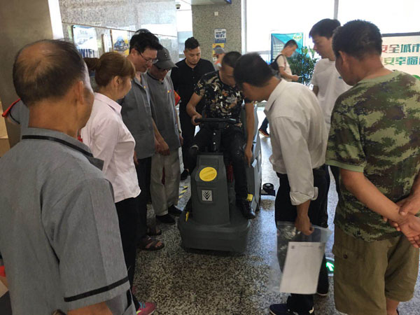 洗地機(jī)，掃地機(jī)，工業(yè)吸塵器，高壓清洗機(jī)，洗掃一體機(jī)，駕駛式洗地機(jī)，手推式洗地機(jī)，駕駛式掃地機(jī)，手推式掃地機(jī)，長(zhǎng)沙亮點(diǎn)環(huán)保官網(wǎng)，商用吸塵器，長(zhǎng)沙洗地機(jī)，長(zhǎng)沙掃地機(jī)，長(zhǎng)沙高壓清洗機(jī)，湖南工業(yè)吸塵器，湖南掃地機(jī)，湖南高壓清洗機(jī)，湖南工業(yè)吸塵器