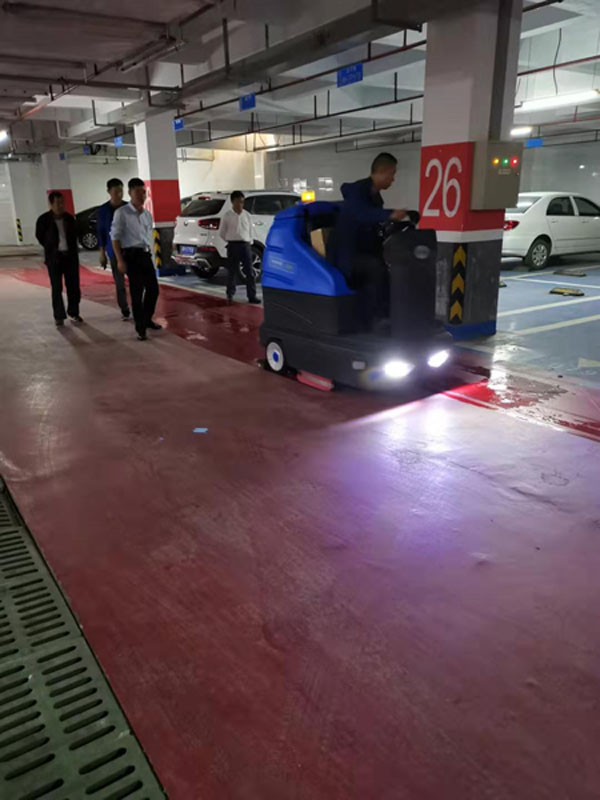 洗地機(jī)，掃地機(jī)，工業(yè)吸塵器，高壓清洗機(jī)，洗掃一體機(jī)，駕駛式洗地機(jī)，手推式洗地機(jī)，駕駛式掃地機(jī)，手推式掃地機(jī)，長沙亮點(diǎn)環(huán)保官網(wǎng)，商用吸塵器，長沙洗地機(jī)，長沙掃地機(jī)，長沙高壓清洗機(jī)，湖南工業(yè)吸塵器，湖南掃地機(jī)，湖南高壓清洗機(jī)，湖南工業(yè)吸塵器